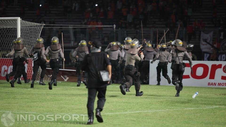 Aparat keamanan bergerak cepat mengamankan aksi kerusuhan. Copyright: &copy; Herry Ibrahim/Indosport